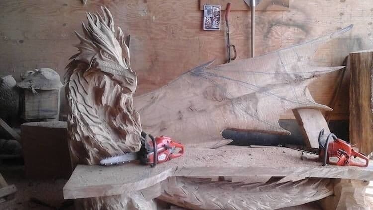 кропотливая работа над крылом и одновременно спинкой лавки.