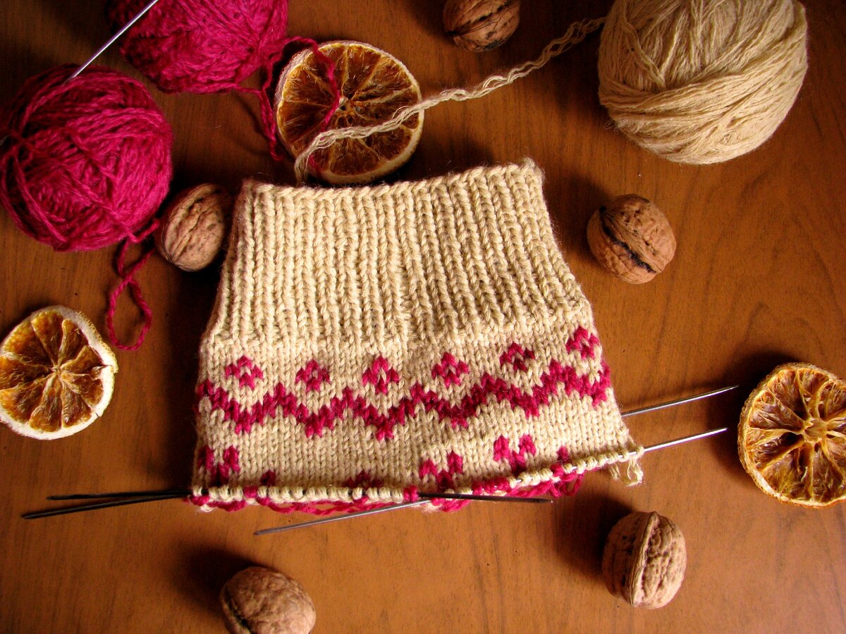 Начало вязания носков с оленями. Фото автора.