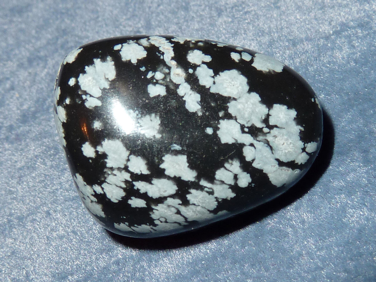 Снежный обсидиан, Мексика; фото из камня из коллекции автора