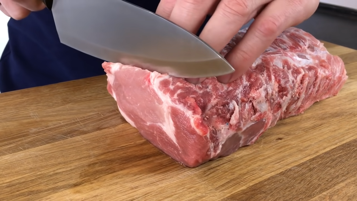 Подготавливаем ингредиенты. Нарезаем свинину кусочками по полсантиметра каждый. 
