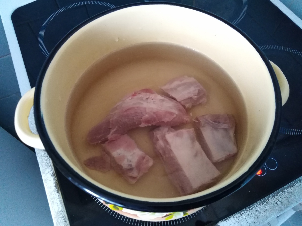 Мясо залить холодной водой и довести до кипения.