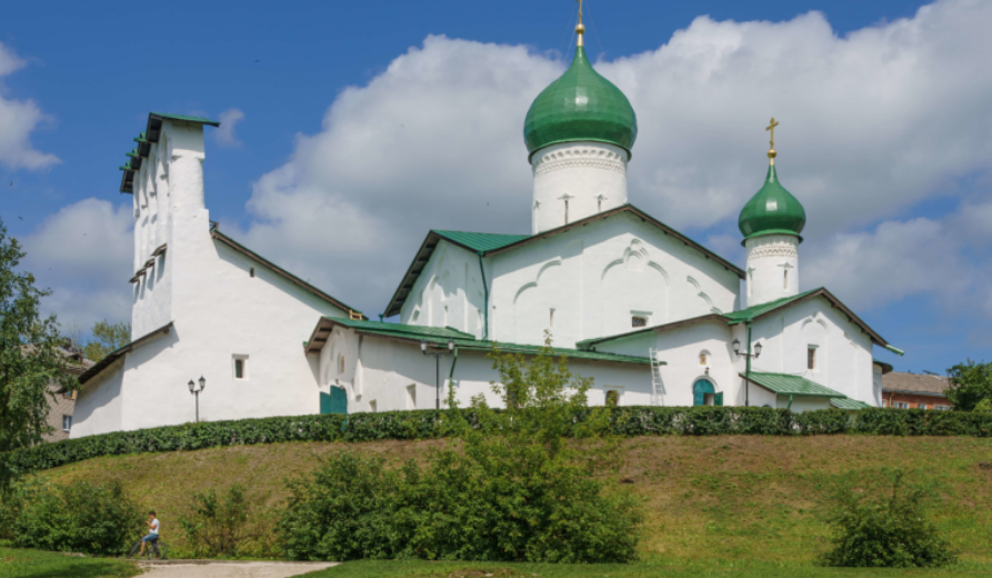 Церковь Богоявления с Запсковья на правом берегу реки Псковы над Бродами.