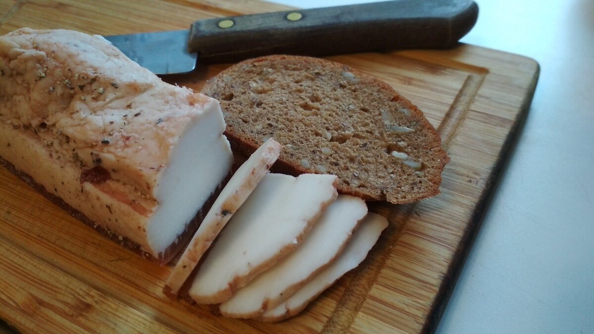 Сало и хлеб.