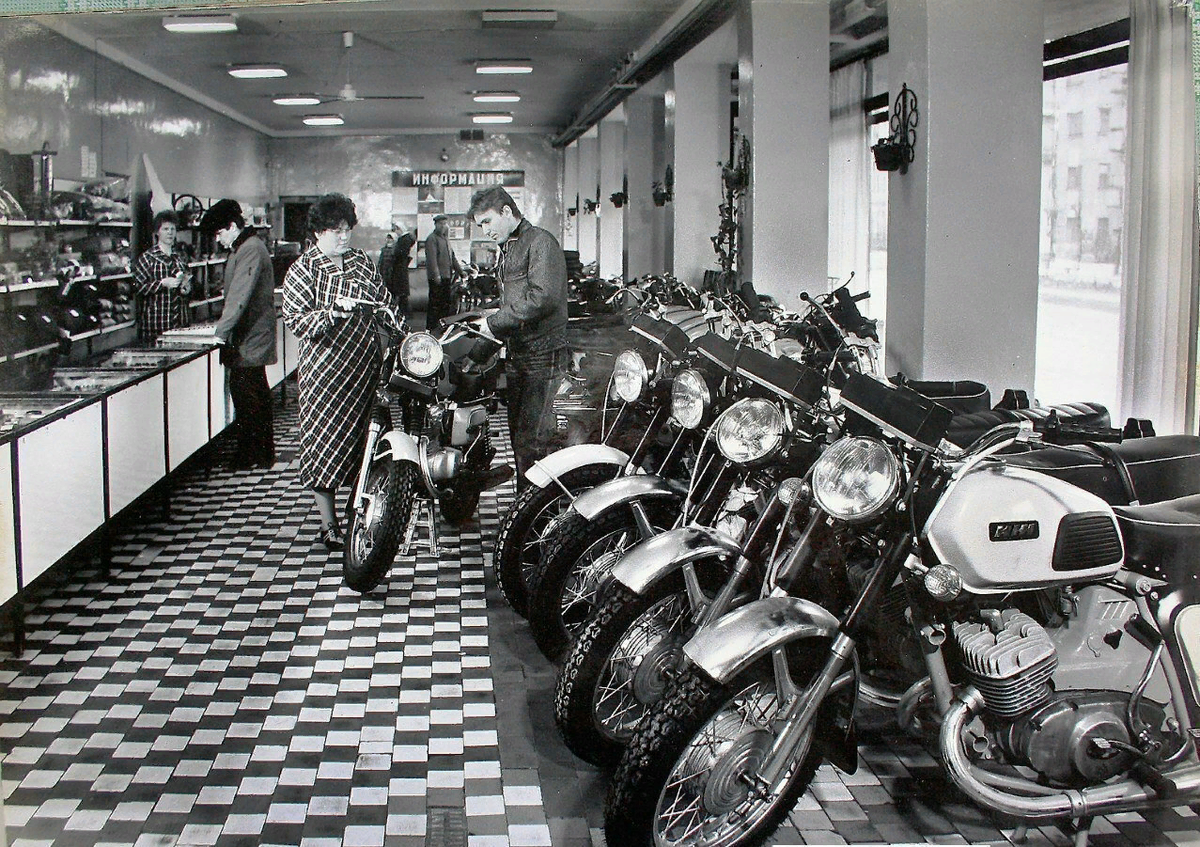 Фотография мотосалона времен СССР. Портал "Яндекс.Картинки"
