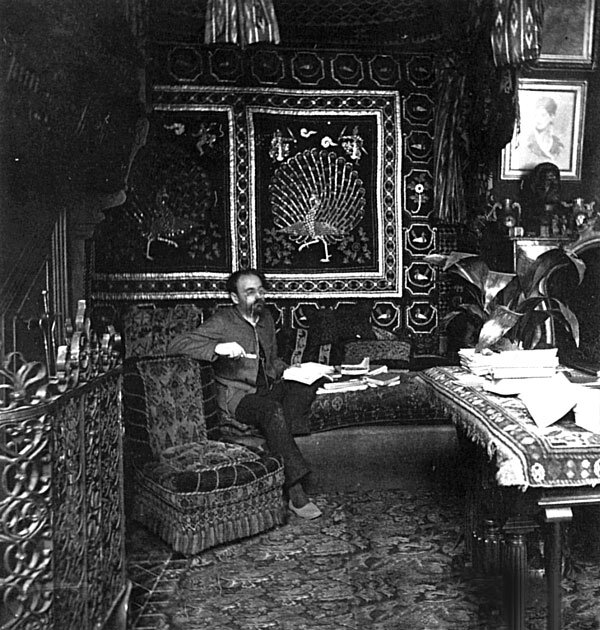 Эмиль Золя.  По словам одного русского журналиста Золя собрал столько разнородных предметов в своем доме, что его жилище стало напоминать «лавку старьевщика».