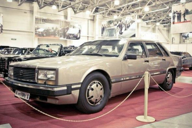 Внешне схож с Volvo 760 и Cadillac Fleetwood Limousine.