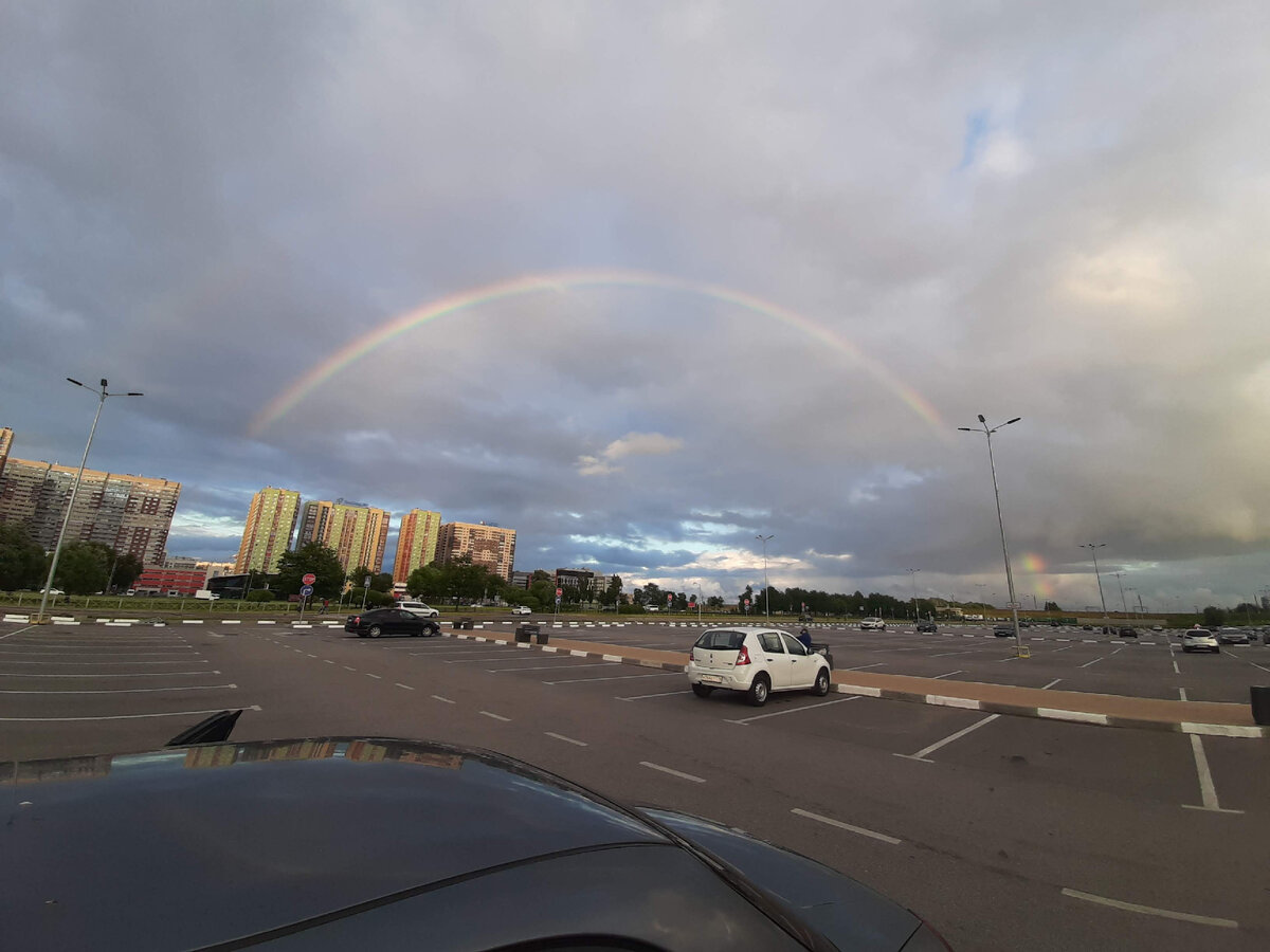 Даже сквозь плотные непроглядные тучи яркая радуга находит себе лазейку и светится, радуя окружающих