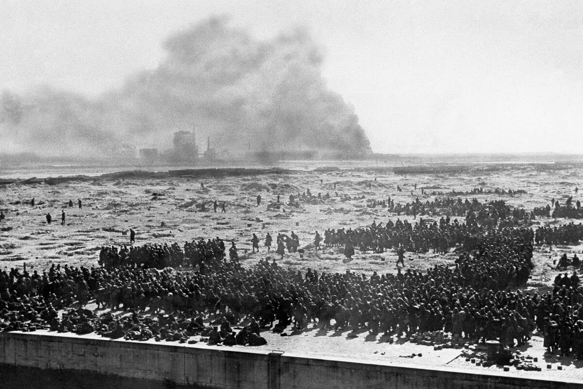 Войска союзников ожидают эвакуации в Дюнкерке. Источник фото: https://waralbum.ru/357545/