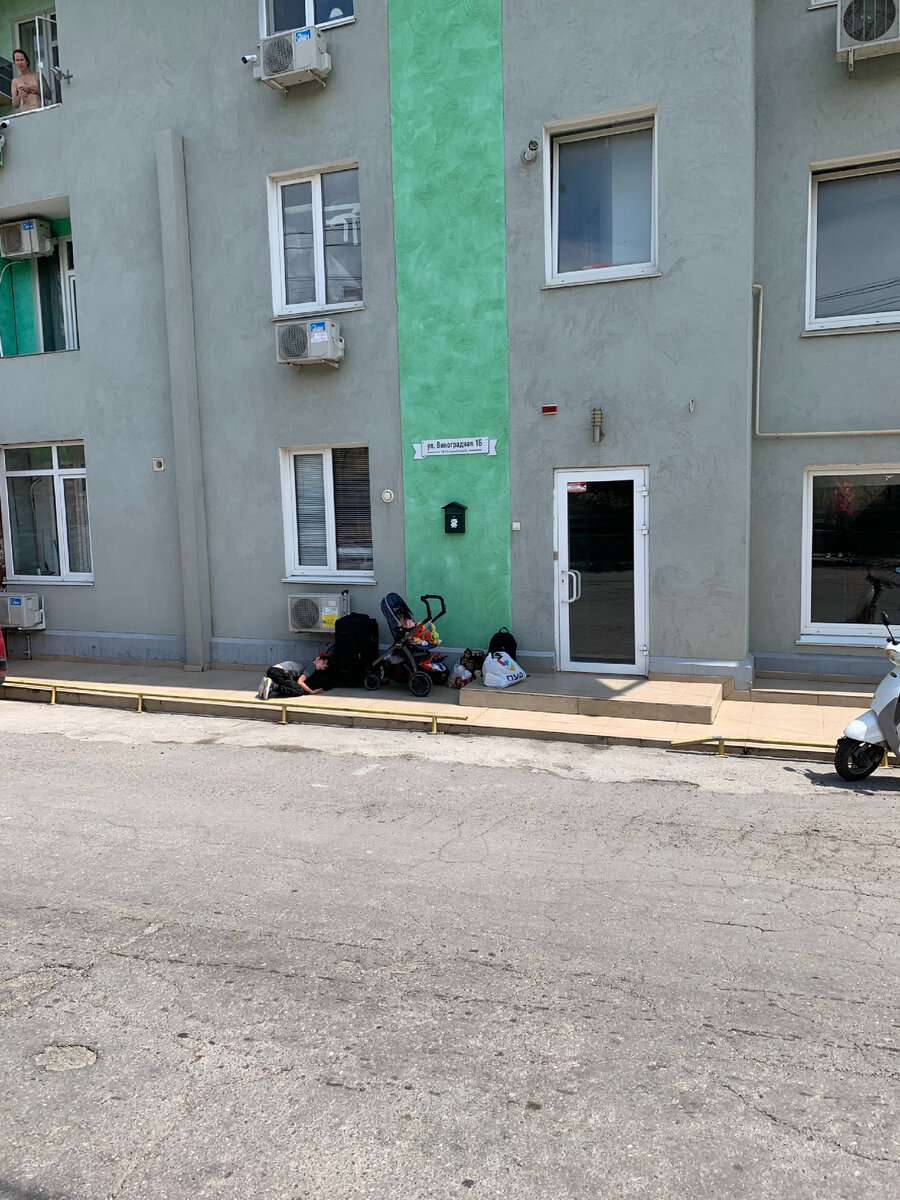 Сын лежит на чемодане перед тем домом, где мы должны были жить. 