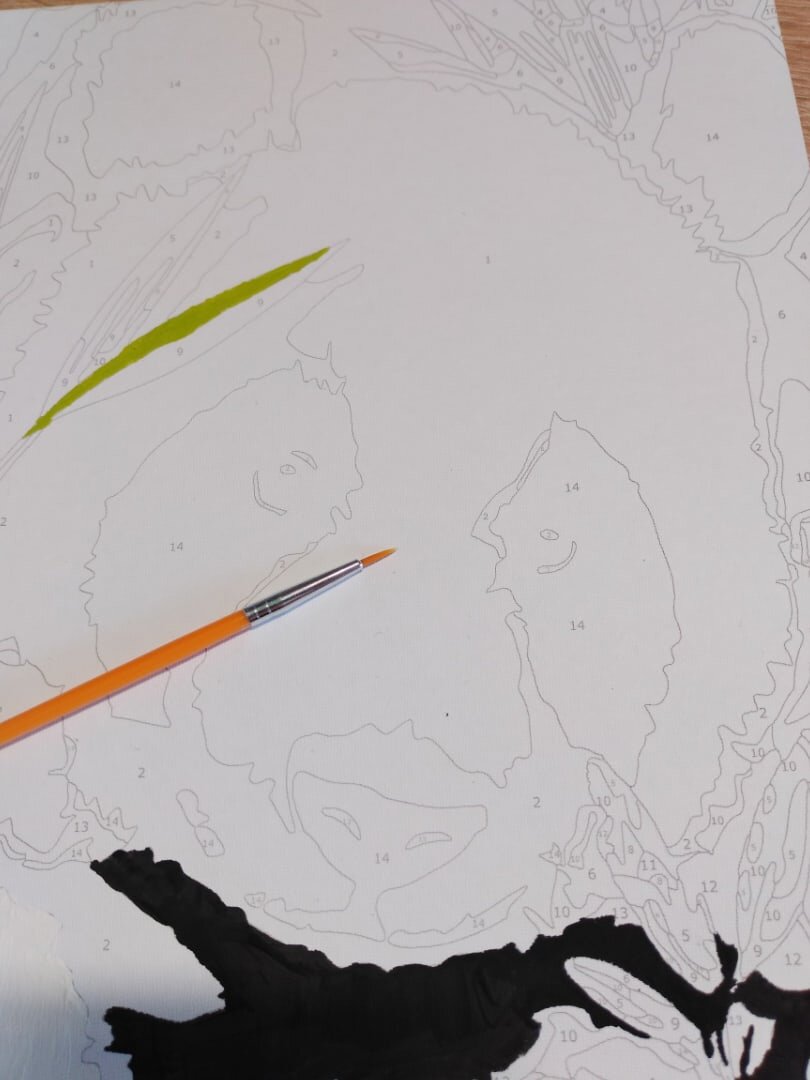 Производитель предлагает вот этот огромный участок закрашивать тоненькой кистью