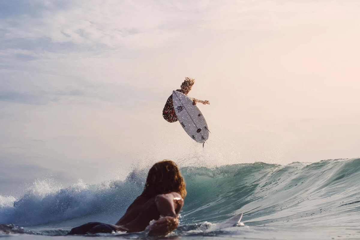 Женщина волна. Развивающееся платье. Я волны встречаю. Платье развивается белое на ветру. Девушка на берегу моря.