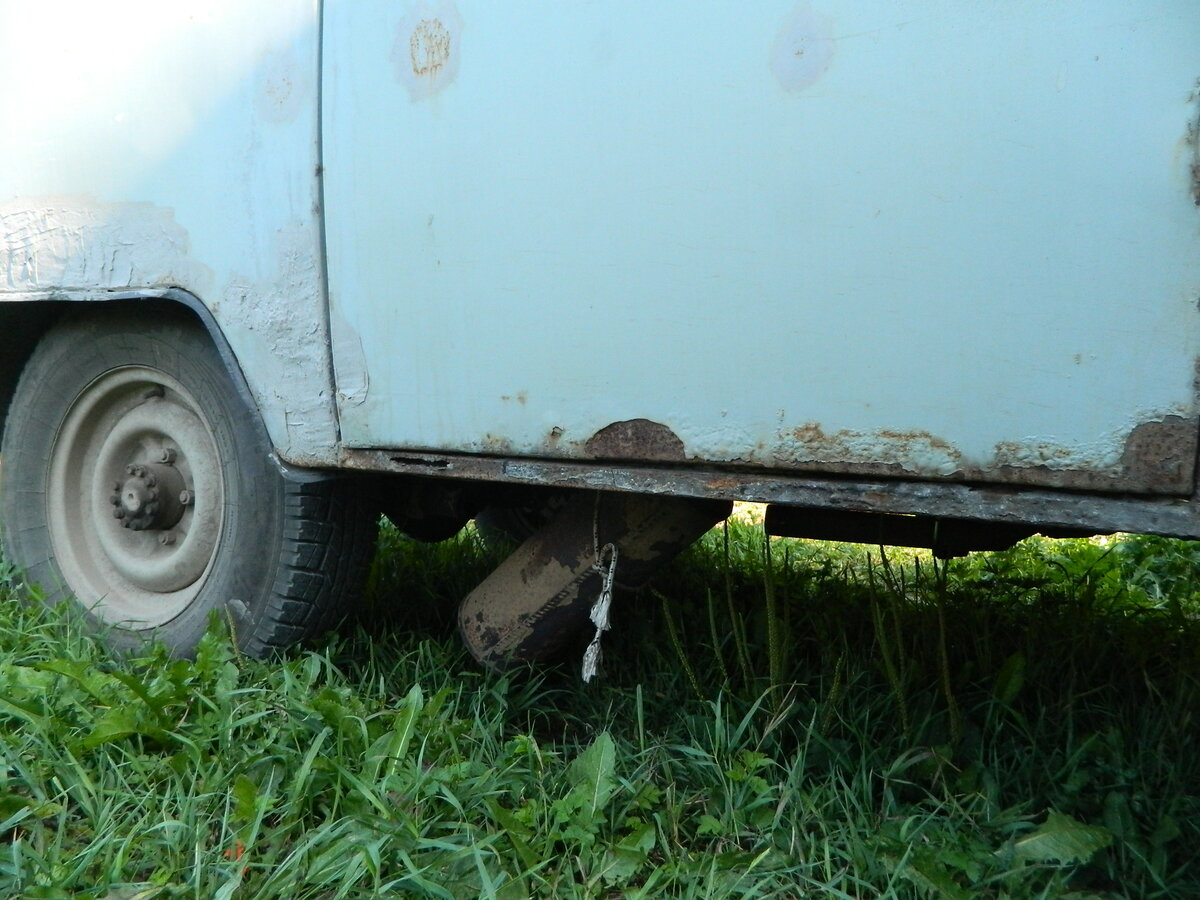 Когда отвалилось одно крепление, привязал его веревкой, а потом отвалилось и второе, так доехал до места.