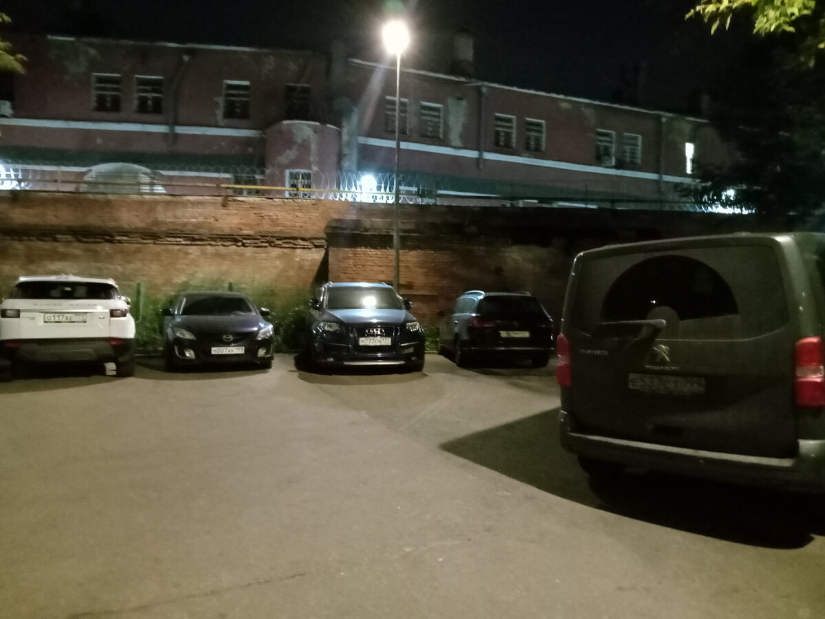 Фото автора. Вот это здание за забором. Да и в общем, сам забор. Это Бутырская тюрьма.