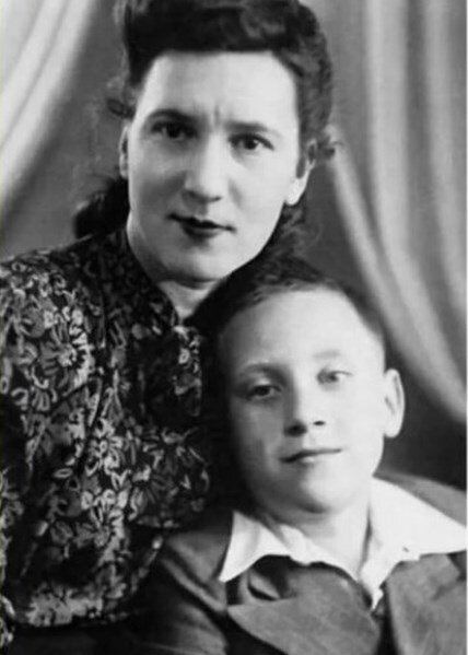 Фото: foto-history.livejournal.com советский поэт, актёр театра и кино, автор-исполнитель песен - Владимир Семенович Высоцкий в детстве со своей родной матерью - Ниной Максимовной Высоцкой (в девичестве Серегина)