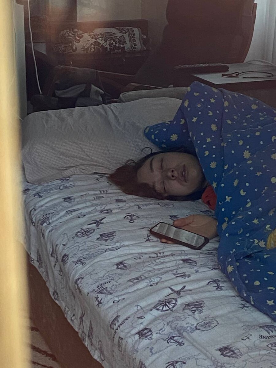 время 8 утра, Алия все еще спала, она любит поспать подольше, а мне это нравится, все ради моей утреней - одинокой пещеры.