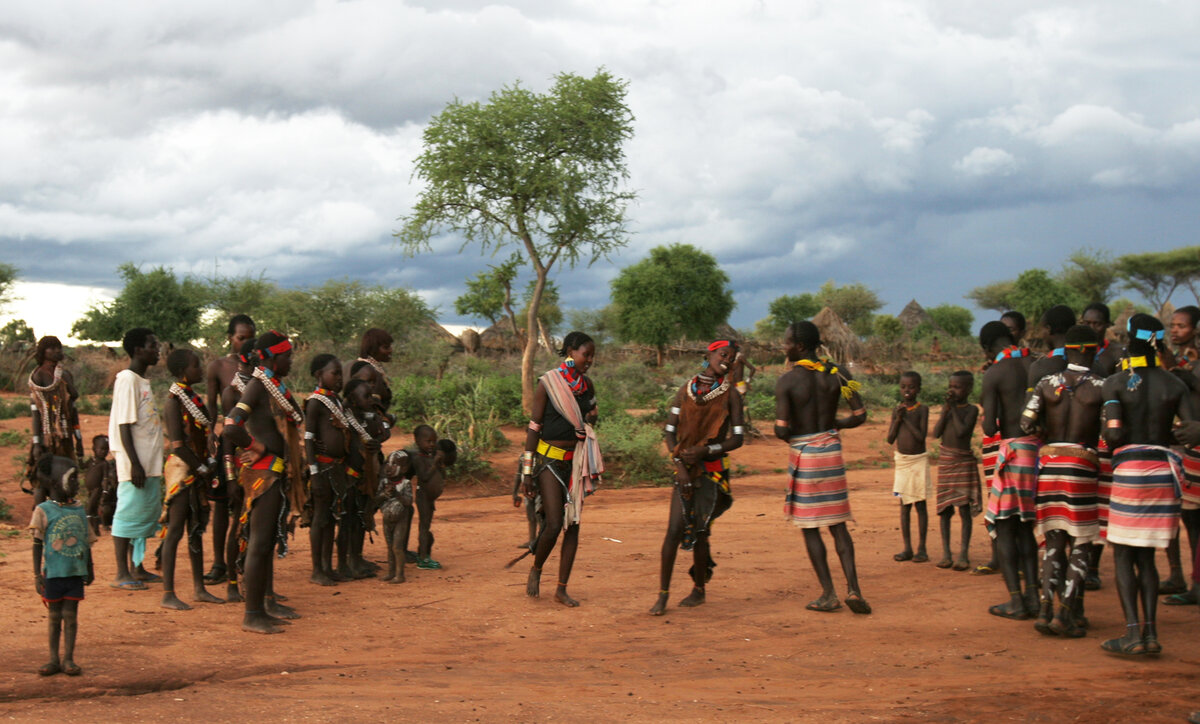 Эфиопия. Племя хаммеров на вечерней кадрили. Фото автора.