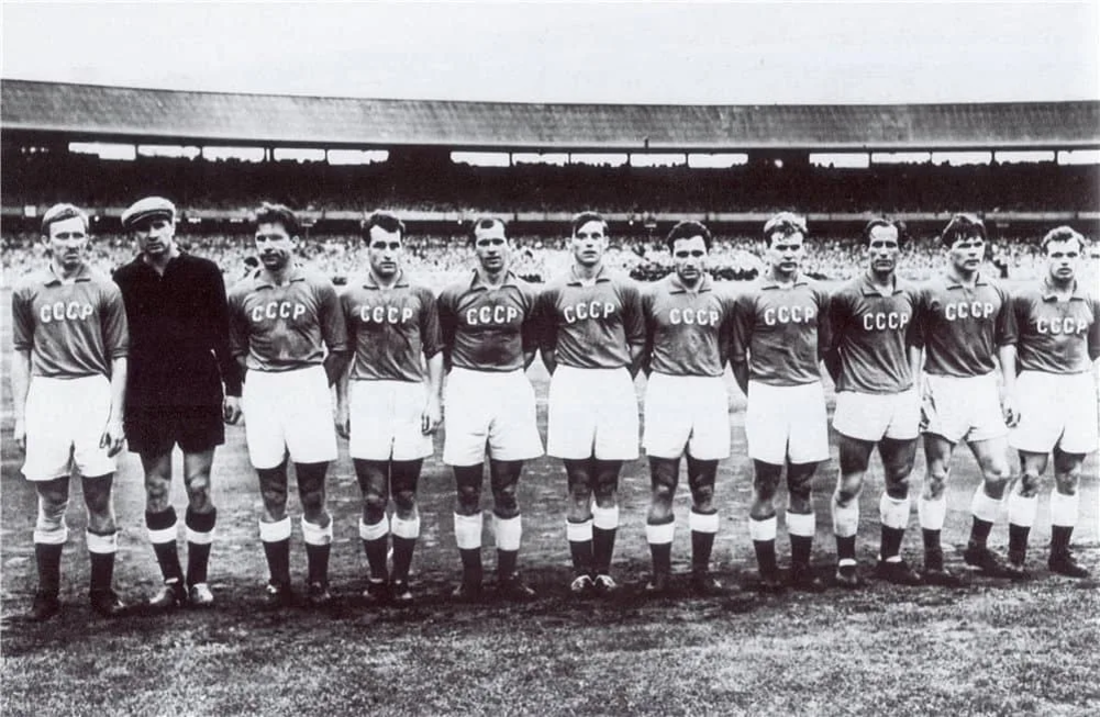Олимпийская сборная СССР 1956 года по футболу, получая своё заслуженное "золото" в Мельбурне, подпеть звучащему гимну своей страны не могла при всём желании. 