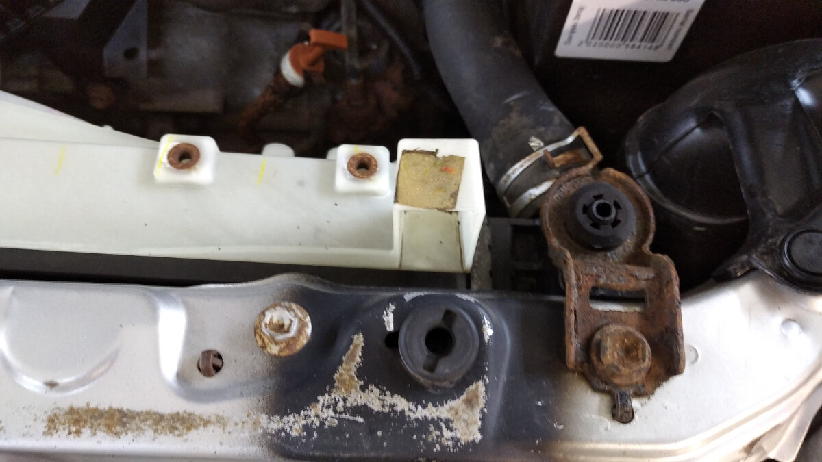 ржавые болты и опоры радиатора