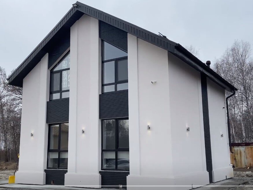 Вид на главный фасад дома. Смотрится симпатично. Изображение из видео