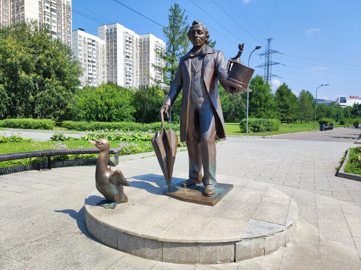 Памятник Гансу Христиану Андерсену в Марьино в Москве. Источник — dzen.ru/pa_myatnik