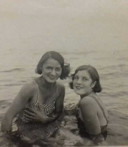 Моя бабушка слева. Примерно 1938 г.