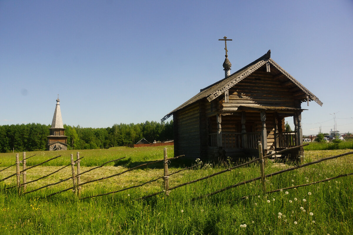 Справа - часовня Ильи Пророка, нач. 19 века.