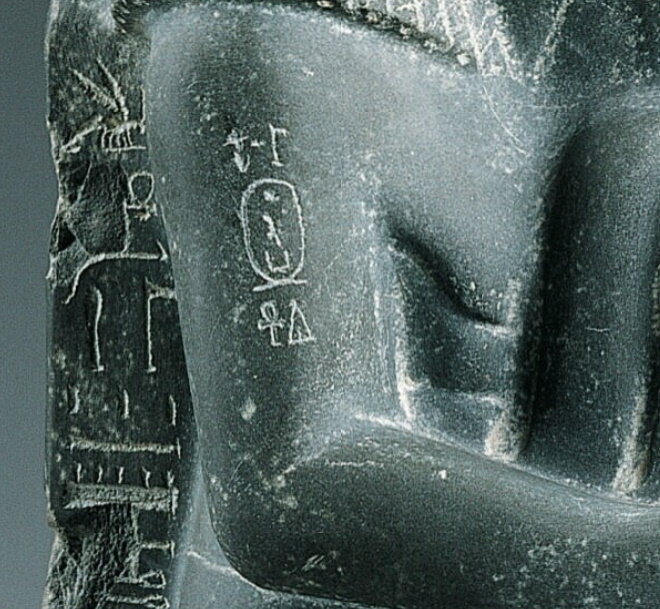 На картуше на правой руке написано: Добрая богиня Маат-ка-ра (тронное имя Хатшепсут) даровала жизнь.