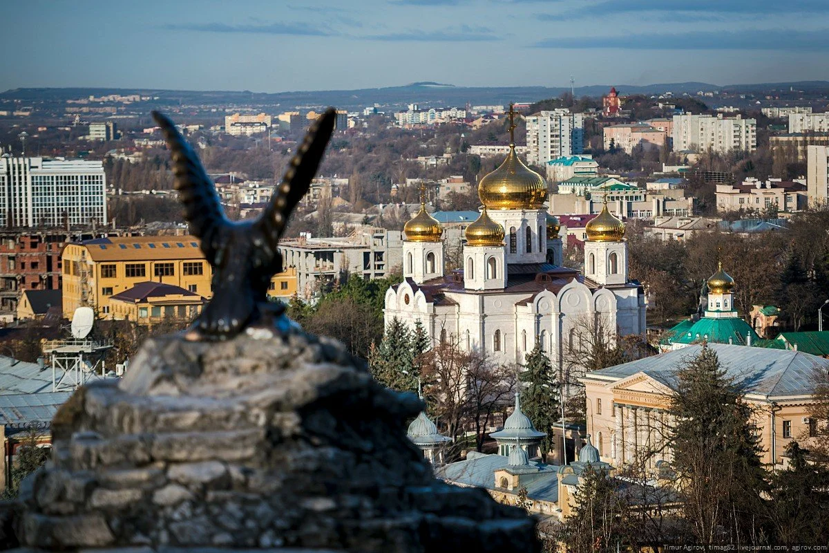 
Туристический сезон в Пятигорске

Пятигорск был основан в 1780 году, но славу лечебного курорта он стяжал лишь спустя 23 года после официального признания Александром I «государственного значения Кавказских Минеральных Вод и необходимости их устройства». В 1920 г. здесь был открыт первый в стране Бальнеологический институт. Сегодня курорт разросся и насчитывает несколько десятков комфортабельных санаториев с современной медицинской базой и высококлассными сотрудниками. Продолжительность сезона –12 месяцев в году.