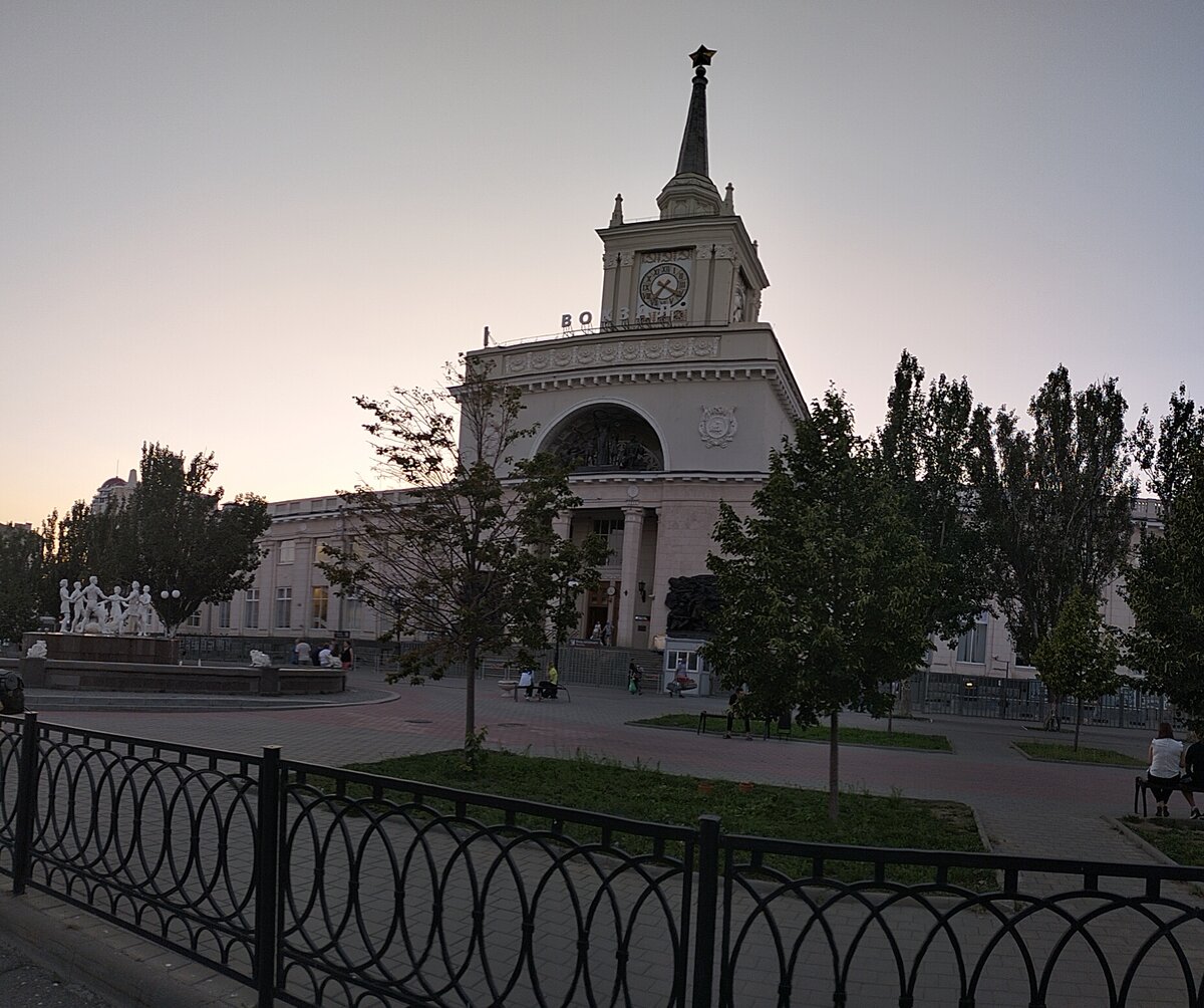 Фасады центрального вокзала города Волгограда облицованы гранитом и инкерманским камнем. Стены в интерьере преимущественно облицованы мрамором. В целом, решение здания типично для архитектуры эпохи Сталина. 
