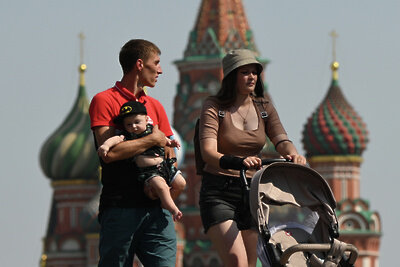    Молодые люди с ребёнком на Красной площади в Москве. ©Максим Блинов РИА Новости