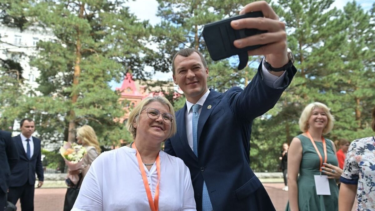     Открыл съезд территориальных общественных самоуправлений глава региона Михиал Дегтярев.