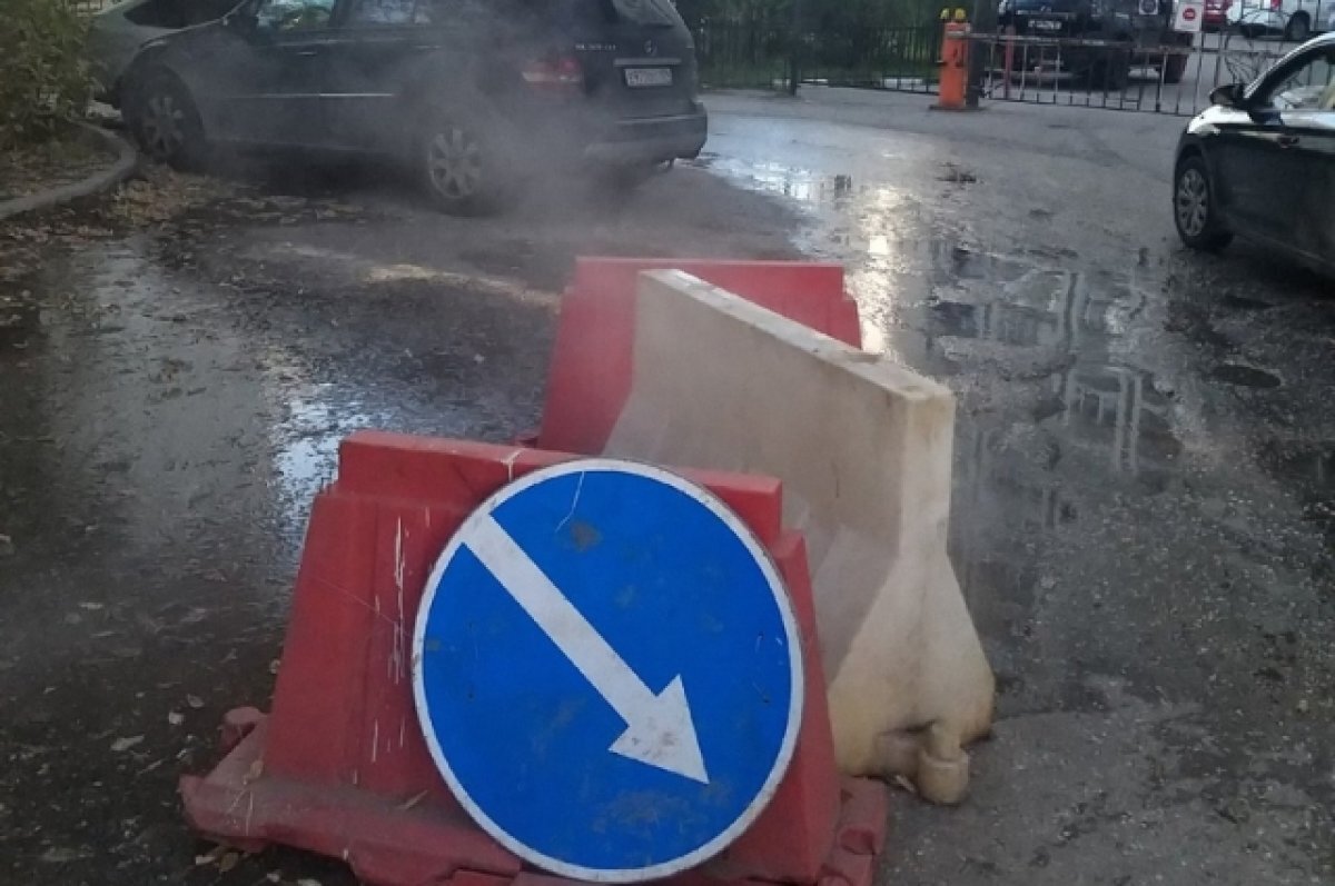    Кипяток разлит на очень большом участке.