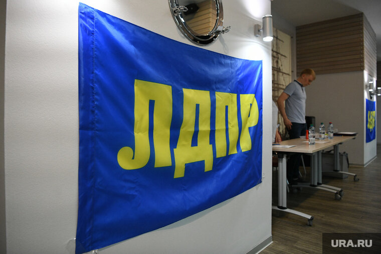    На тюменскую ЛДПР пожаловались за покраску скамеек