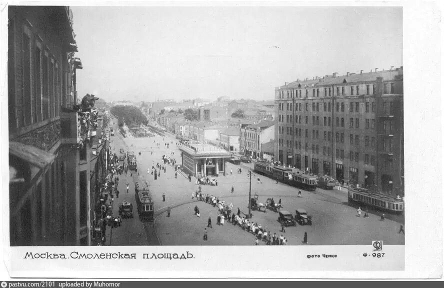 Наземный вестибюль станции "Смоленская" по середине Садового кольца. Вид в сторону Новинского бульвара, на котором тогда ещё были деревья. Как видите, попадали к вестибюлю пассажиры через улицу. Так что назвать это сооружение подземным переходом в современном смысле довольно трудно. Фото 1937 года. Автор: В.П. Чемко. С сайта www.pastvu.com.