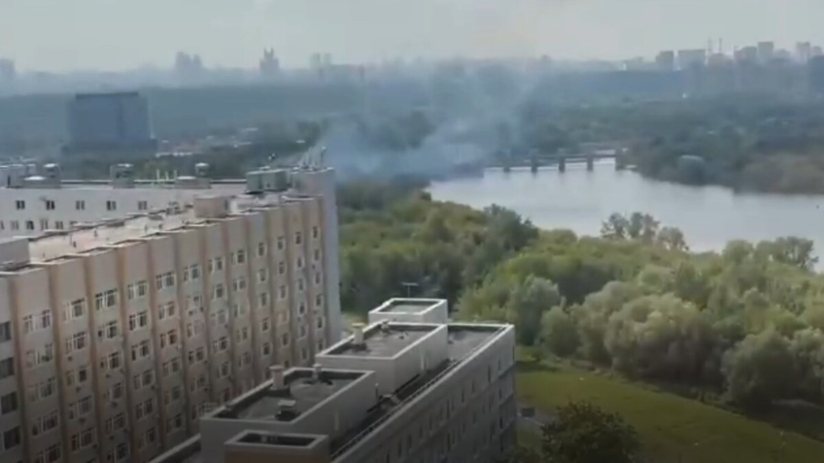 упало около больницы