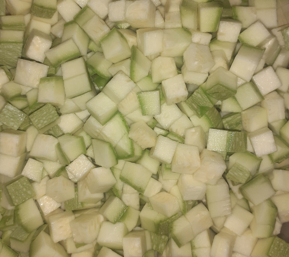 кабачками засыпаем пережарку из лука и моркови