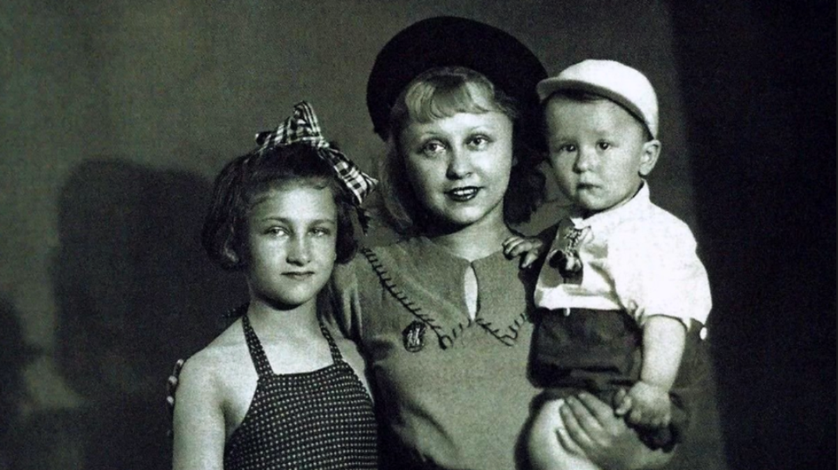 Янина Жеймо с детьми