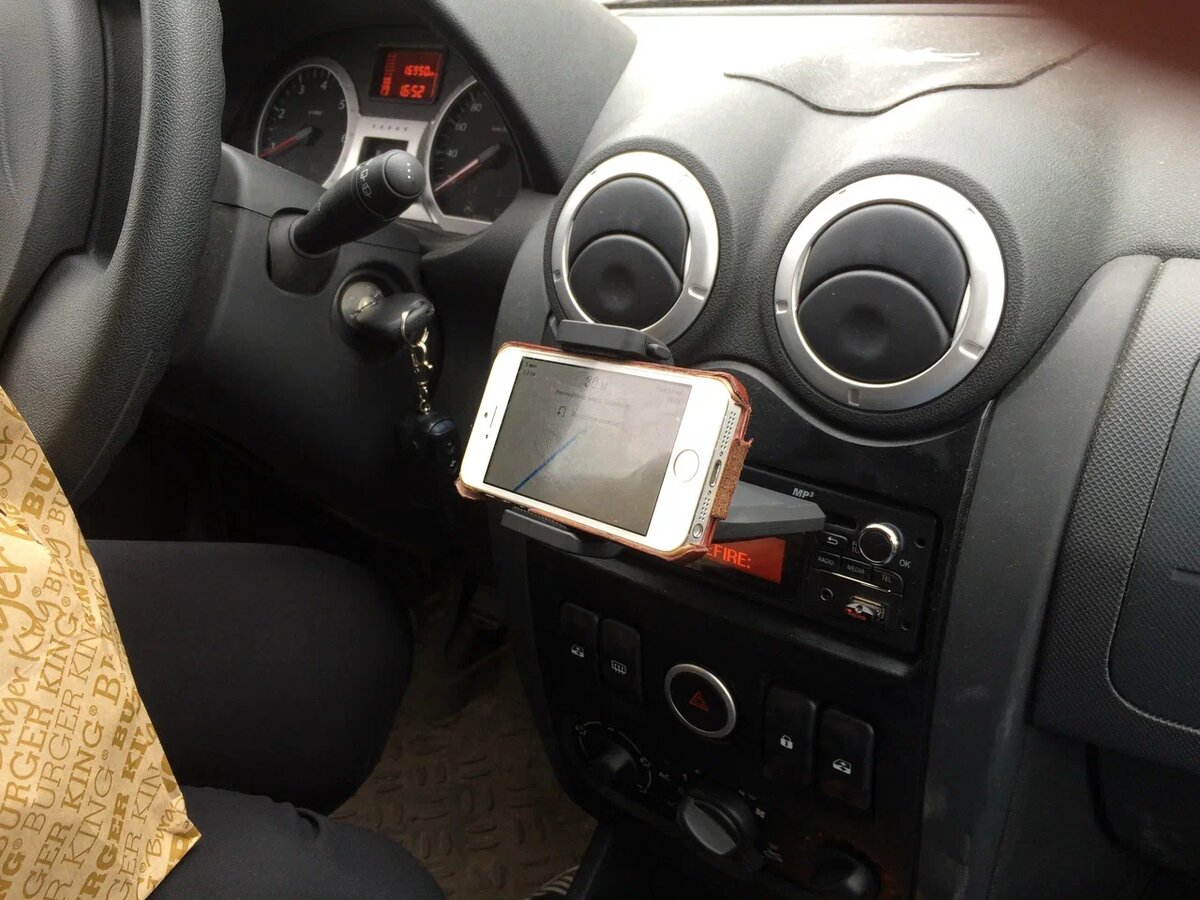 смартфон в горизонтальном положении в автомобильном держателе в CD