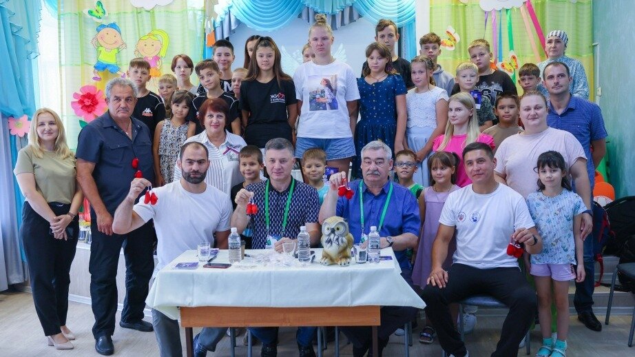     Олимпийские чемпионы по боксу встретились с воспитанниками детских домов и посетили центр социальной помощи семье и детям села Тополево. Спортсмены прибыли в Хабаровск в рамках Чемпионата России по боксу.