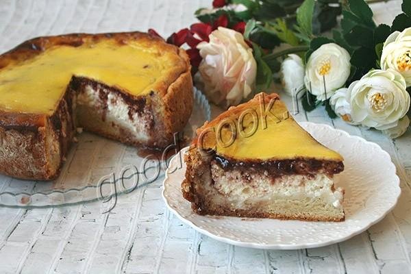 Пирог со сливами и бананом