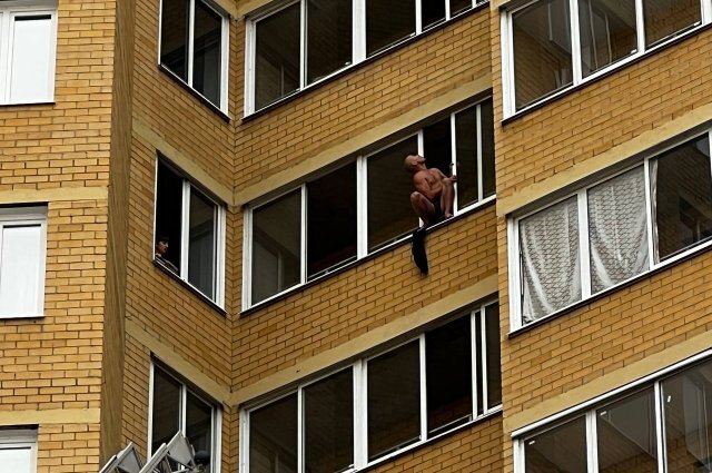    Что с мужчиной из Читы, который повис на балконе 11 этажа?