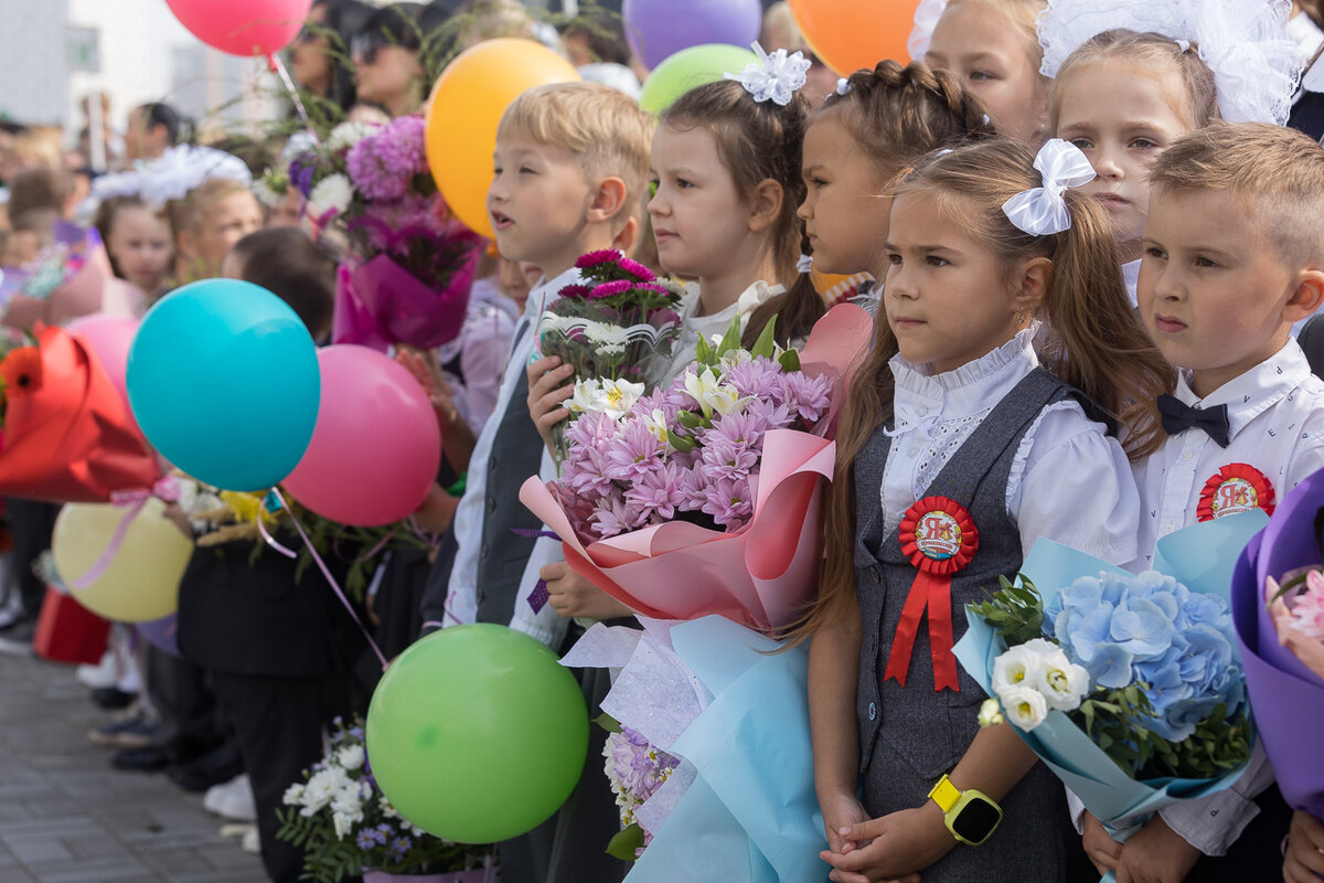 Линейка 1 класс фото В Екатеринбурге назвали школы-лидеры по количеству первоклассников УРАЛИТИ Дзен