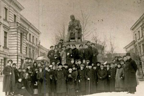    Студенты Императорского Московского университета у памятника Н.И. Пирогову, 1919 год. Фото: Главархив Москвы, mos.ru