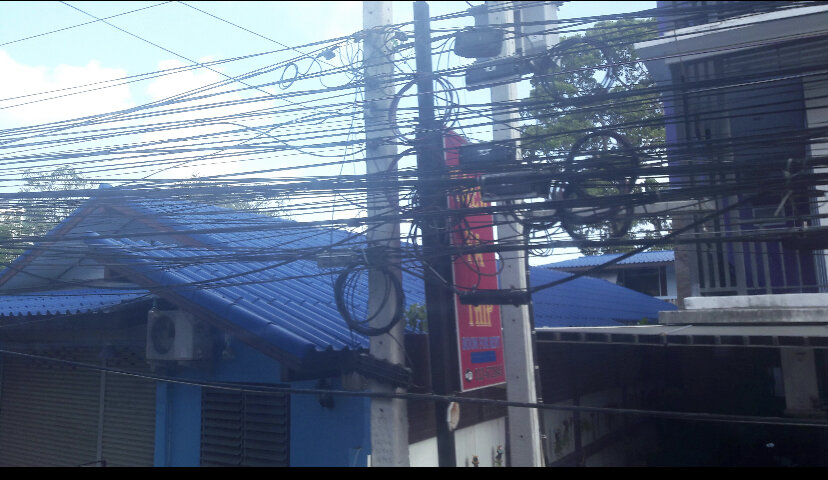 Мой первый экзистенциальный шок – оборванные провода можно не чинить, а протянуть новые. Даже снимать старые не обязательно. Пусть висят себе на столбе. Во имя нирваны