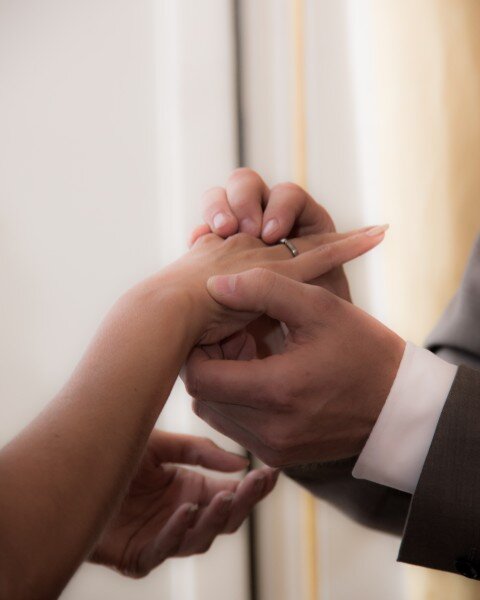 Источник фото: https://www.perfectstock.ru/photo/2249/zhenikh-odevaet-koltso-neveste