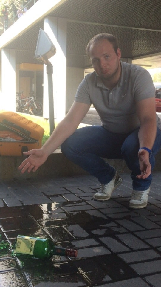 Эдгар на заднем плане