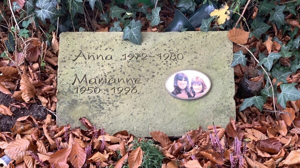 Скромная могила матери и дочери. Фото из интернета.