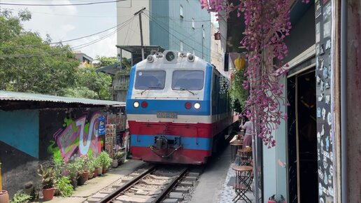 Уникальное место во Вьетнаме: улица с поездами в Ханое