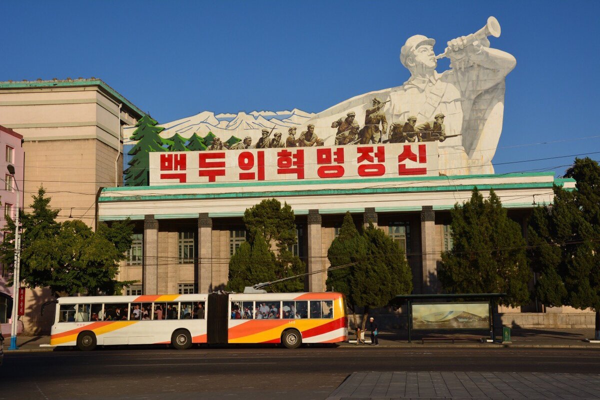 Остановка на площади имени Ким Ир Сена (фото из личного архива)