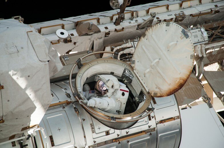 Шлюзовой люк МКС